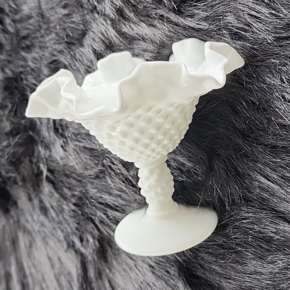 FENTON  LARGE WHITE MILK GLASS HOBNAIL COMPOTE PEDESTAL  DISH . - Picture 4 of 7